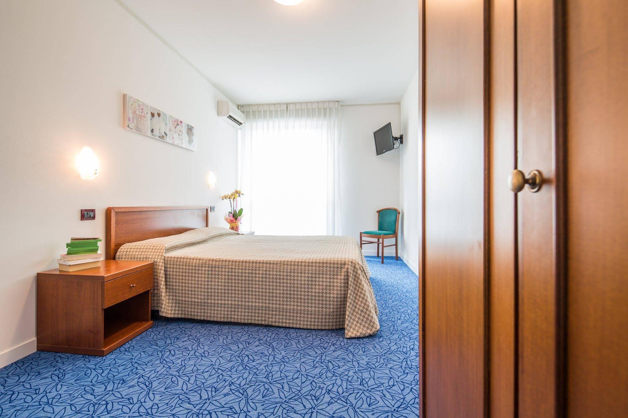 Hotel Olympia Линяно Сабиадоро Екстериор снимка